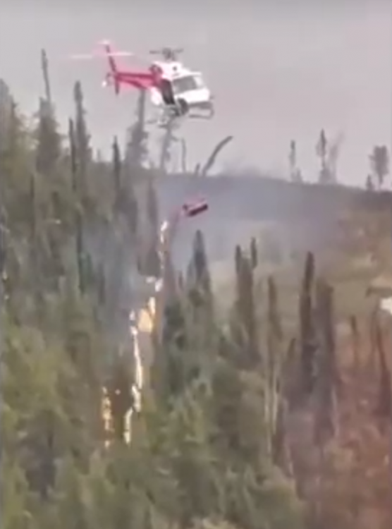 Provocando incendios desde helicóptero